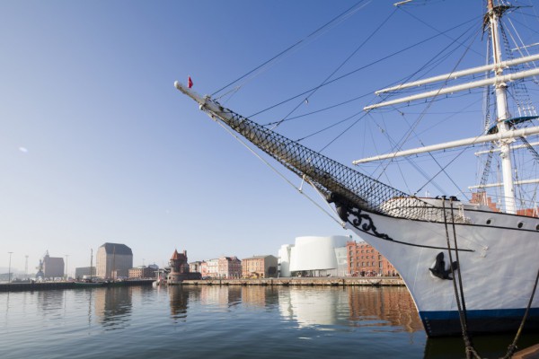 Gorch Fock vor Ozeaneum